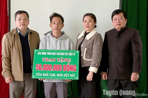 Trao kinh phí hỗ trợ xây dựng nhà ở tại Đà Vị