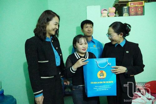 Thăm, tặng quà Tết công nhân tại các khu nhà trọ