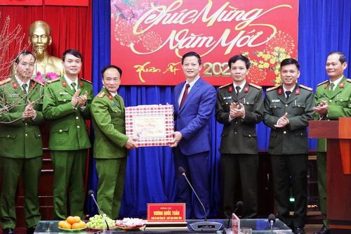 Chủ tịch UBND tỉnh Bắc Ninh chúc Tết Mẹ Việt Nam anh hùng và lực lượng Công an