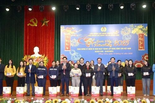 Hà Tĩnh: Trao tặng quà Tết cho hộ nghèo, hoàn cảnh khó khăn