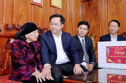 Vĩnh Phúc: Thăm, tặng quà Tết các gia đình chính sách, thân nhân người có công và đối tượng bảo trợ xã hội huyện Vĩnh Tường