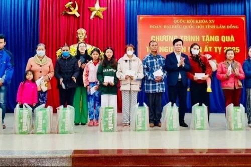 Phó Chủ nhiệm Ủy ban Xã hội Lâm Văn Đoan thăm, tặng quà Tết tại Lâm Đồng