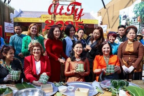 Các nhà ngoại giao quốc tế trải nghiệm chương trình 'Bản hòa ca tết Việt'