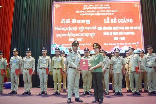 Cao đẳng ANND I bế giảng Khóa bồi dưỡng nghiệp vụ an ninh cho cán bộ Bộ Nội vụ Vương quốc Campuchia
