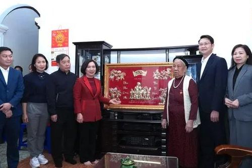 Quận Tây Hồ tri ân các gia đình chính sách dịp Tết
