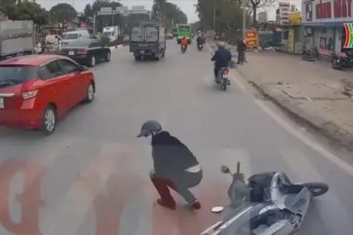 Xe máy phanh gấp trượt ngã ngay trước đầu ô tô