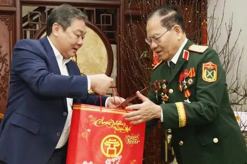 Thăm, tặng quà Tết các gia đình chính sách quận Hà Đông