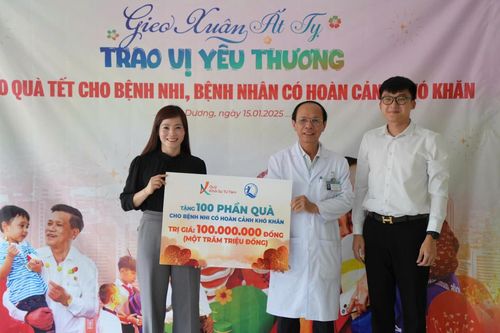 Trao quà Tết cho trẻ em có hoàn cảnh khó khăn tại các bệnh viện Nhi