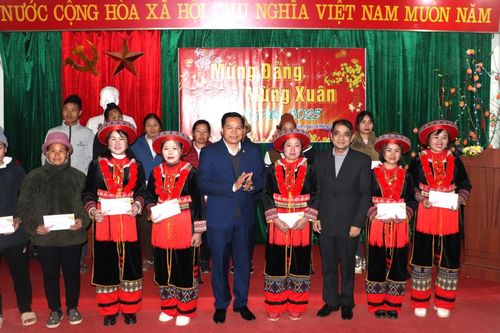 Phó Trưởng Đoàn đại biểu Quốc hội tỉnh Bế Minh Đức thăm, tặng quà Tết tại xã Đức Thông (Thạch An)