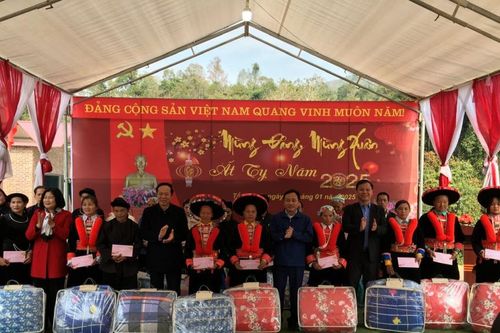 Đoàn công tác của tỉnh tặng quà Tết tại huyện Nguyên Bình