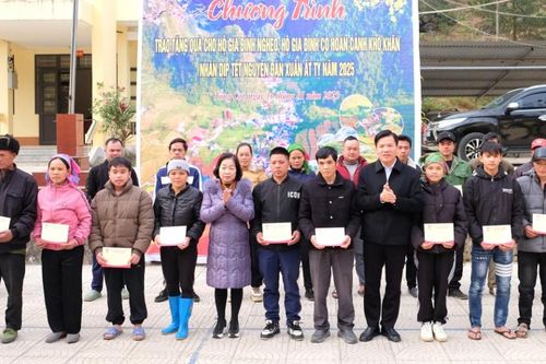 Phó Chủ tịch UBND tỉnh Trịnh Trường Huy tặng quà Tết tại huyện Hà Quảng