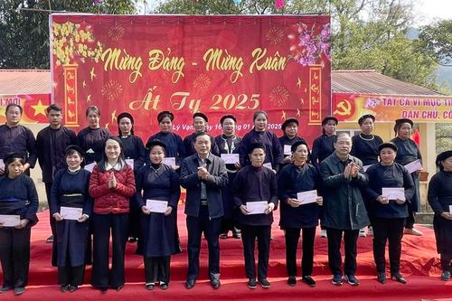 Phó Bí thư Thường trực Tỉnh ủy Triệu Đình Lê tặng quà Tết tại huyện Hạ Lang