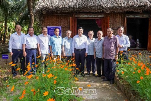 Lãnh đạo tỉnh thăm, tặng quà tại Khu căn cứ Tỉnh ủy Xẻo Đước