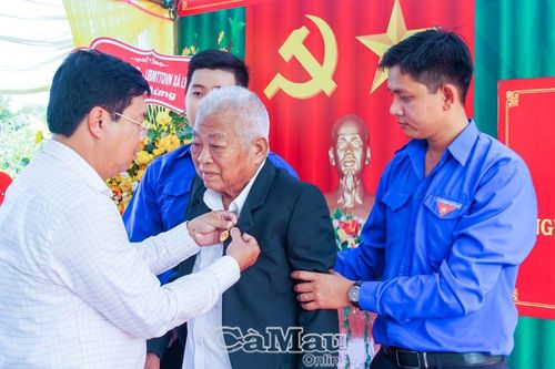 Đồng chí Đặng Thành Học, nguyên Bí thư Tỉnh ủy Cà Mau nhận Huy hiệu 65 năm tuổi Đảng