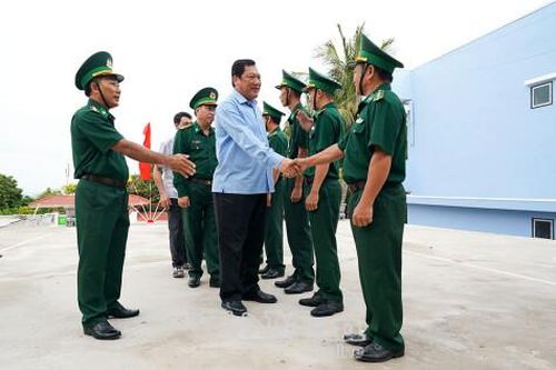 Phó chủ tịch UBND tỉnh Lâm Văn Bi chúc tết cán bộ chiến sĩ và Nhân dân Hòn Chuối