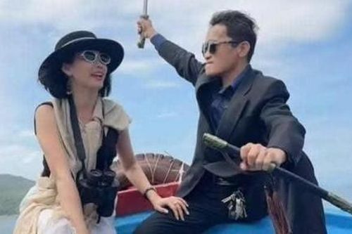 Chân dung 'đại gia' mặc áo veston, cưỡi xe Mercedes, vung kiếm náo loạn phố biển
