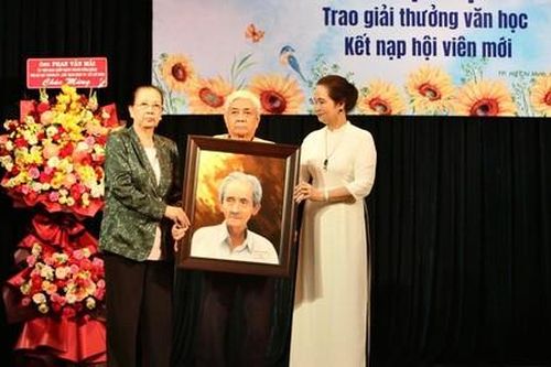 Giải 'Cống hiến' vinh danh cố nhà văn Trang Thế Hy