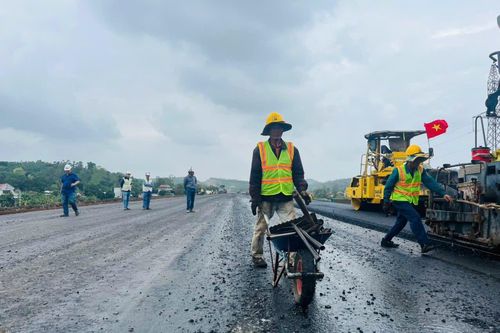 Xuyên Tết thi công cao tốc Chí Thạnh - Vân Phong đoạn qua Phú Yên