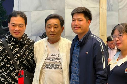 'Táo quân' ngày đầu ghi hình: Phe vé tranh giành khách, ế ẩm do hét giá cao