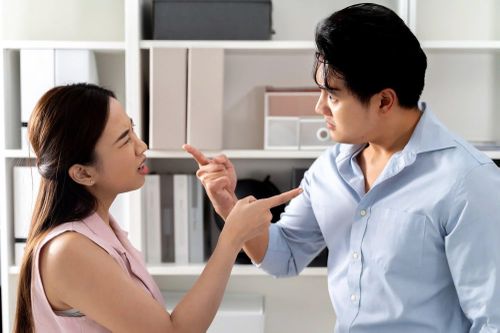 Bị phạt 5 triệu đồng vượt đèn đỏ, chồng khóa xe máy bắt tôi đi xe ôm cho đỡ tốn