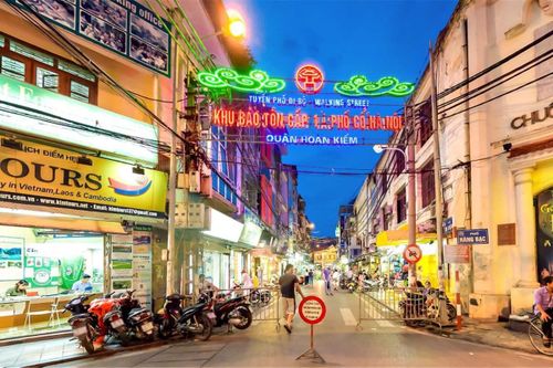 Khám phá khu phố đêm độc đáo nhất thủ đô Hà Nội