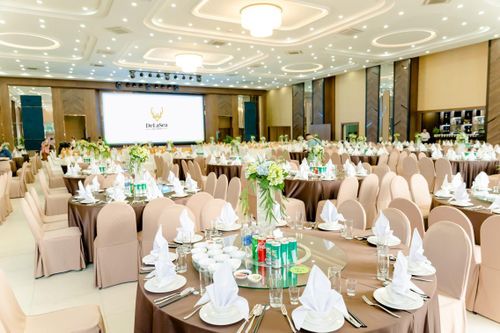 Chiêm ngưỡng sảnh cưới lộng lẫy của khách sạn DeLaSea Ha Long Hotel
