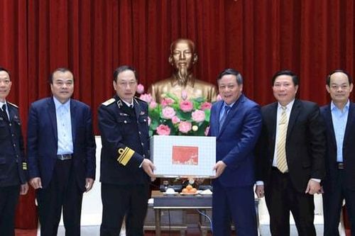 Phó Bí thư Thường trực Thành ủy Nguyễn Văn Phong tiếp Đoàn đại biểu Quân chủng Hải quân