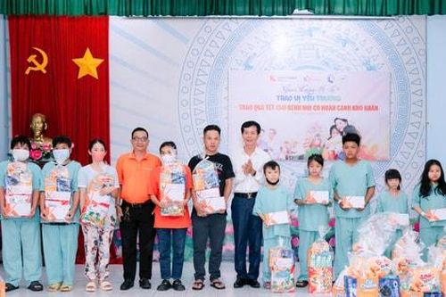 Trao 400 triệu đồng hỗ trợ bệnh nhi dịp Tết