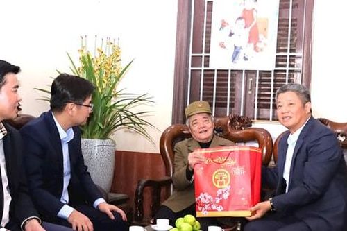 Phó Chủ tịch UBND thành phố Hà Nội Nguyễn Mạnh Quyền thăm, tặng quà tại huyện Chương Mỹ và quận Hà Đông