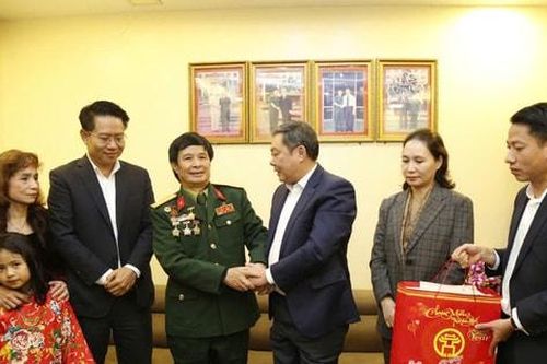 Phó Chủ tịch Thường trực UBND thành phố Lê Hồng Sơn tặng quà tại quận Hà Đông
