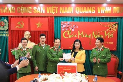 Đồng chí Nguyễn Lan Hương thăm, chúc Tết cán bộ, chiến sĩ Công an phường Quảng An