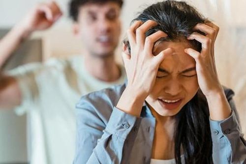 Biếu tiền Tết nhà ngoại nhiều hơn nhà nội, tôi bị chồng làm cho muối mặt