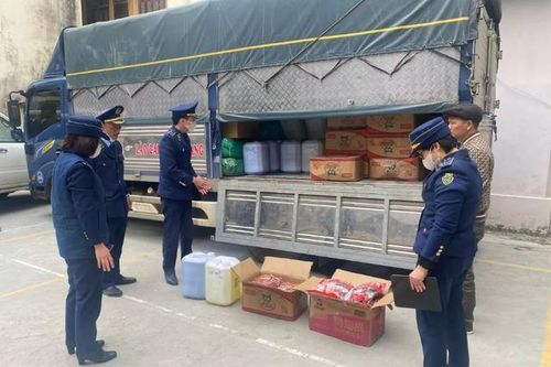 Đón lõng xe ô tô tải đang lưu thông, thu giữ rất nhiều can rượu và thực phẩm không rõ nguồn gốc, không nhãn mác