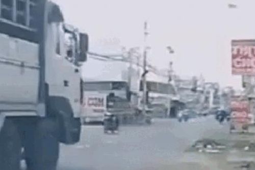 Mất lái khi đi xe máy qua vũng nước ven đường, người phụ nữ bị xe tải cán tử vong