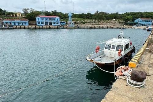 Cứu sống người phụ nữ bị sóng cuốn khi hái rong mứt