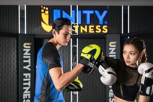 Bạn trẻ chăm chỉ tập luyện trong phòng tập gym Unity Fitness