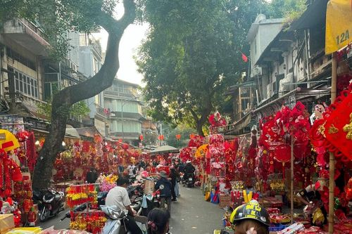 Tết đến, vỉa hè Hà Nội lại 'nghẹt thở'