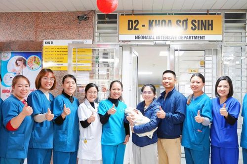 Quảng Ninh: Cứu sống bé gái sinh non có cân nặng 600 gram