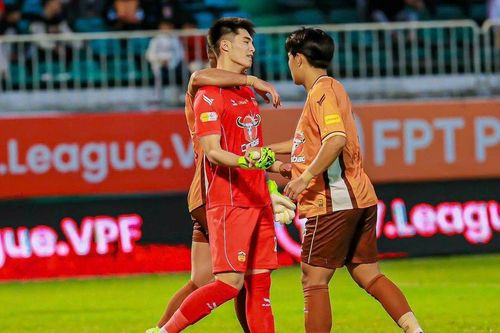 Dẫn trước 2 bàn, HAGL vẫn đánh rơi chiến thắng