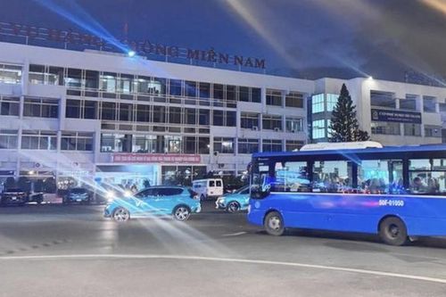 Chuyển khách ra ngoài sân bay Tân Sơn nhất bằng xe buýt để tránh ùn tắc