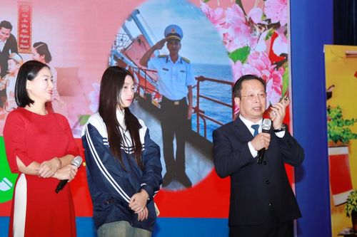 Cuộc giao lưu xúc động giữa vợ con và những chiến sĩ đang làm nhiệm vụ