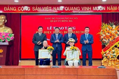 Trưởng ban Tổ chức Thành ủy Vũ Đức Bảo trao Huy hiệu Đảng tại quận Đống Đa