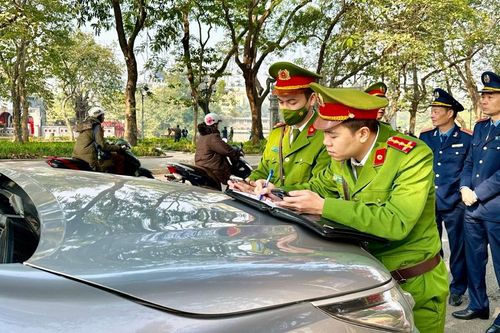 Hoàn Kiếm: Xử lý nghiêm phương tiện dừng, đỗ sai quy định trên các tuyến phố
