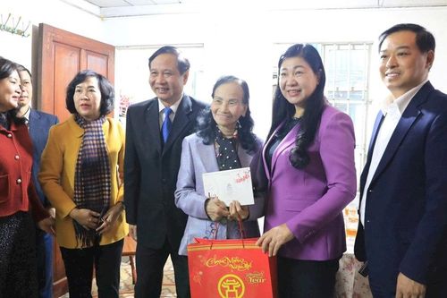 Chủ tịch MTTQ Thành phố Hà Nội thăm, chúc Tết gia đình thương binh tiêu biểu