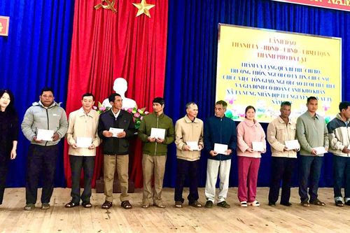 Tặng quà Tết cho người có uy tín, hộ khó khăn thuộc dân tộc thiểu số