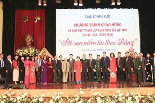 Quận ủy Hoàn Kiếm tổ chức sinh hoạt chính trị 'Sắt son niềm tin theo Đảng'