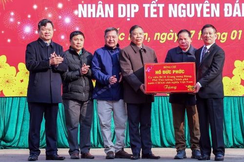 Phó Thủ tướng Chính phủ Hồ Đức Phớc tặng quà Tết tại Bắc Kạn