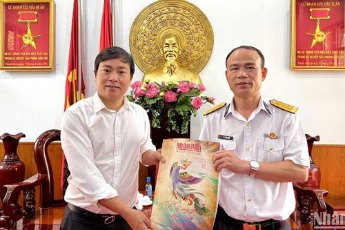 Trao ấn phẩm Xuân Báo Nhân Dân và Tạp chí Thanh tra đến cán bộ, chiến sĩ Lữ đoàn 125