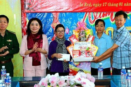 Đoàn Đại biểu Quốc hội tỉnh Đắk Lắk tặng quà Tết các hộ nghèo và chiến sĩ biên phòng