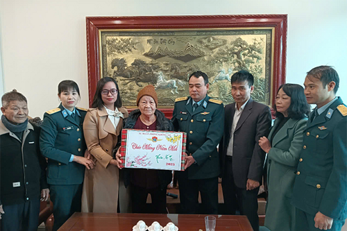 Sư đoàn 363 thăm, chúc Tết gia đình chính sách tại Hải Phòng